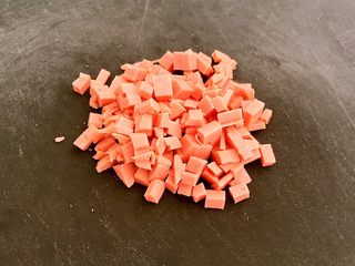 2、剩馒头的春天  馒头火腿披萨,火腿肠切成小丁