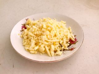 3、剩馒头的春天  馒头火腿披萨,芝士碎