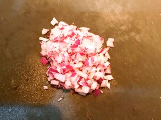 4、剩馒头的春天  馒头火腿披萨,圆葱切成小丁