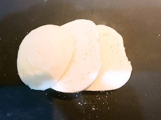 6、剩馒头的春天  馒头火腿披萨,馒头切成三片