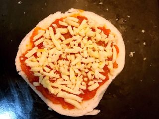 9、剩馒头的春天  馒头火腿披萨,撒上一层芝士碎