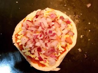 10、剩馒头的春天  馒头火腿披萨,再撒上一层圆葱丁