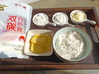 1、午后甜品～可可曲奇,所有食材都称好分量、黄油提前常温软化。