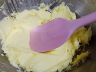 4、午后甜品～可可曲奇,用翻拌刀翻拌均匀。