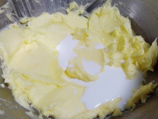 5、午后甜品～可可曲奇,分次加入纯牛奶，每次拌均匀再加入。