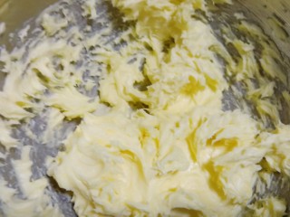 6、午后甜品～可可曲奇,用打蛋器搅打均匀，使黄油和牛奶完全融合。