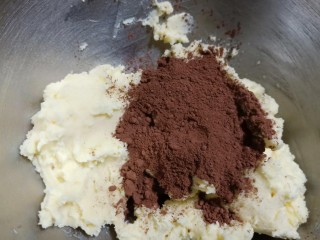 8、午后甜品～可可曲奇,可可粉也一定要过筛筛入黄油糊。