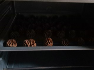 13、午后甜品～可可曲奇,把烤盘放进烤箱中层，上下火120度烤30分钟左右即可（时间和温度供参考，根据实际情况酌情调整）