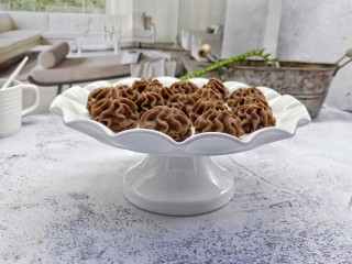 14、午后甜品～可可曲奇,饼干入口亲密的与你的味蕾接触，黄油的香气充斥满口。再咬一口、脆脆的渣，渗入你的喉尖，香味溢满你的口腔，使你回味无穷！