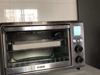 7、双色曲奇,送入预热好的烤箱，中层，上下火180度烤12-15分钟，直到表面金黄