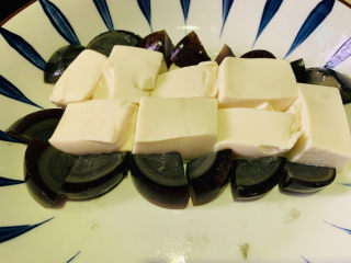 8、小葱拌豆腐,晾一会豆腐，铺在碗内，铺上切好的皮蛋