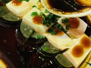 15、小葱拌豆腐,再浇些蒸鱼豉油