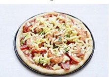 8、薄底鲜虾培根披萨,取出披萨，在表面撒上厚厚的一层马苏里拉奶酪丝