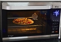 9、薄底鲜虾培根披萨,最后同样200度烘烤至表层奶酪丝完全融化，金黄时取出，趁热食用.