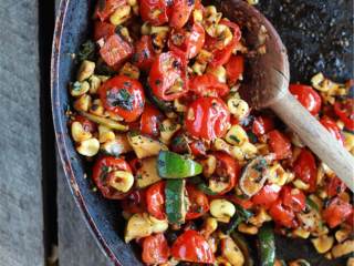 4、田园蔬菜法式面包披萨,中高火加热煎锅，加入橄榄油 ，玉米粒，红椒丁和蜂蜜 ，炒5分钟。