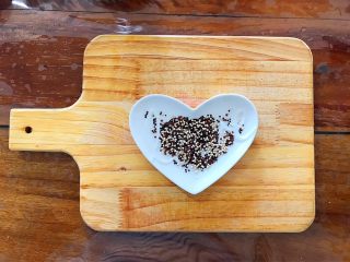 3、健康饮食之藜麦秋葵吐司沙拉,煮好后的藜麦晾凉，备用！