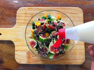 9、健康饮食之藜麦秋葵吐司沙拉,挤沙拉酱！