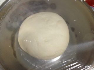1、培根芝心披萨,如图：123加10克融化的黄油和糖，盐揉成面团用保鲜膜封好发酵2小时。（发酵完成的面团差不多是和好的2倍大小样子）