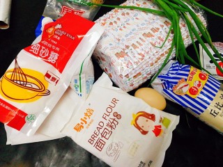 1、香葱火腿沙拉面包,准备好食材及模具