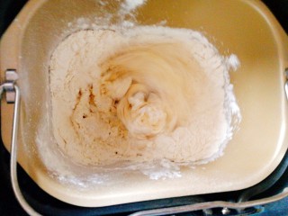 3、香葱火腿沙拉面包,选择面包机揉面程序，20分钟