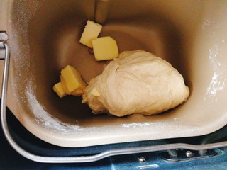 4、香葱火腿沙拉面包,然后加入软化好的黄油继续揉20分钟