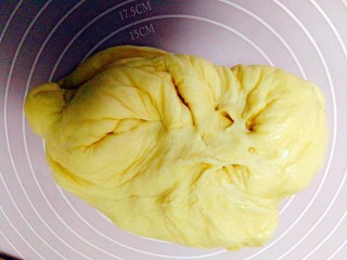 6、香葱火腿沙拉面包,发酵完成，把面团取出来，揉至排气