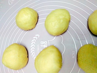 7、香葱火腿沙拉面包,面团平均分成6个，滚圆盖上保鲜膜松弛15分钟。