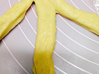 8、香葱火腿沙拉面包,取一个面团擀成长条形，松弛过的面团比较容易擀，宽度不要太长，切三成条