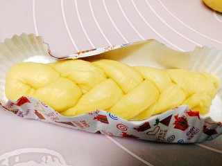 9、香葱火腿沙拉面包,编成麻花辫