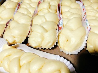 11、香葱火腿沙拉面包,放入烤箱和开水一盆进行发酵20~30分钟，具体时间看发酵情况