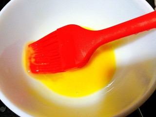 12、香葱火腿沙拉面包,鸡蛋液