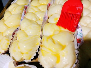 13、香葱火腿沙拉面包,均匀刷上