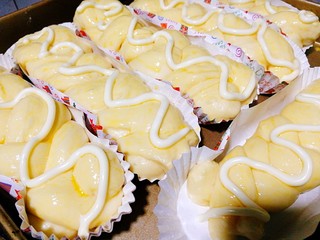 15、香葱火腿沙拉面包,挤在面包胚上