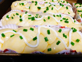 16、香葱火腿沙拉面包,撒上葱花