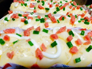 17、香葱火腿沙拉面包,火腿切丁撒上，白芝麻也撒上