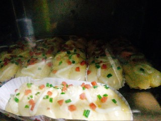 18、香葱火腿沙拉面包,将面包放入提前预热好的烤箱里，180度上下火，中层20分钟