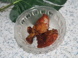 1、幸福便当~沙拉烤肉拌饭,准备两个奥尔良烤鸡腿