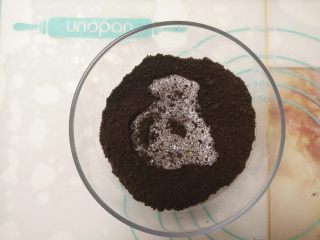 2、免烤快手的奥利奥芝士蛋糕,取100克奥利奥饼干碎放入碗里,加入40克淡奶油。