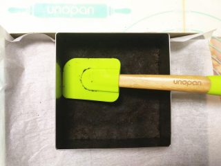 4、免烤快手的奥利奥芝士蛋糕,倒入慕斯圈中,用刮刀压实压平。