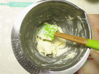 6、免烤快手的奥利奥芝士蛋糕,打发均匀。