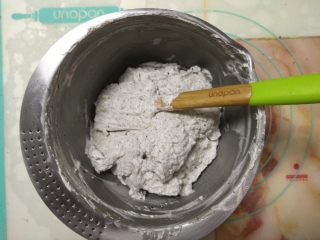 10、免烤快手的奥利奥芝士蛋糕,翻拌均匀。