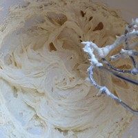 1、海盐巧克力酥饼,室温软化好的黄油加糖和一撮盐打发至变白，分四到五次加入打散的鸡蛋液，一定分多次哦，否则会水油分离。