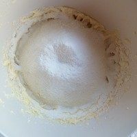 2、海盐巧克力酥饼,加入过筛好的面粉和泡打粉。