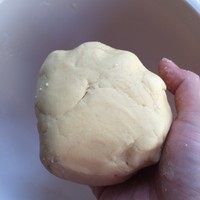 3、海盐巧克力酥饼,用手揉成团。