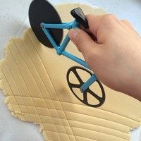 5、海盐巧克力酥饼,用披萨刀任意切小，越小越好，我切太大了尽量黄豆大小后面好做