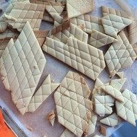 6、海盐巧克力酥饼,烤箱170度20分钟，根据烤箱温度不同可以有所调节，烤至表面金黄即可。