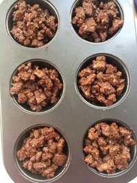 9、海盐巧克力酥饼,放进模具或者用勺子直接摊在烤盘上摊成圆形就好了，在顶部撒上海盐片，弄好放冰箱冷藏凝固即可！