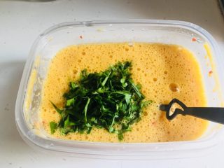 3、早餐篇:低脂低油国货披萨,香菜葱花切碎????将所有食材放在一起打入3个鸡蛋