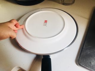 7、早餐篇:低脂低油国货披萨,因为蛋饼很大，普通铲子不容易翻面，所以用一个盘子协助来回翻面‼️很重要