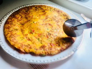 9、早餐篇:低脂低油国货披萨,用披萨刀切开